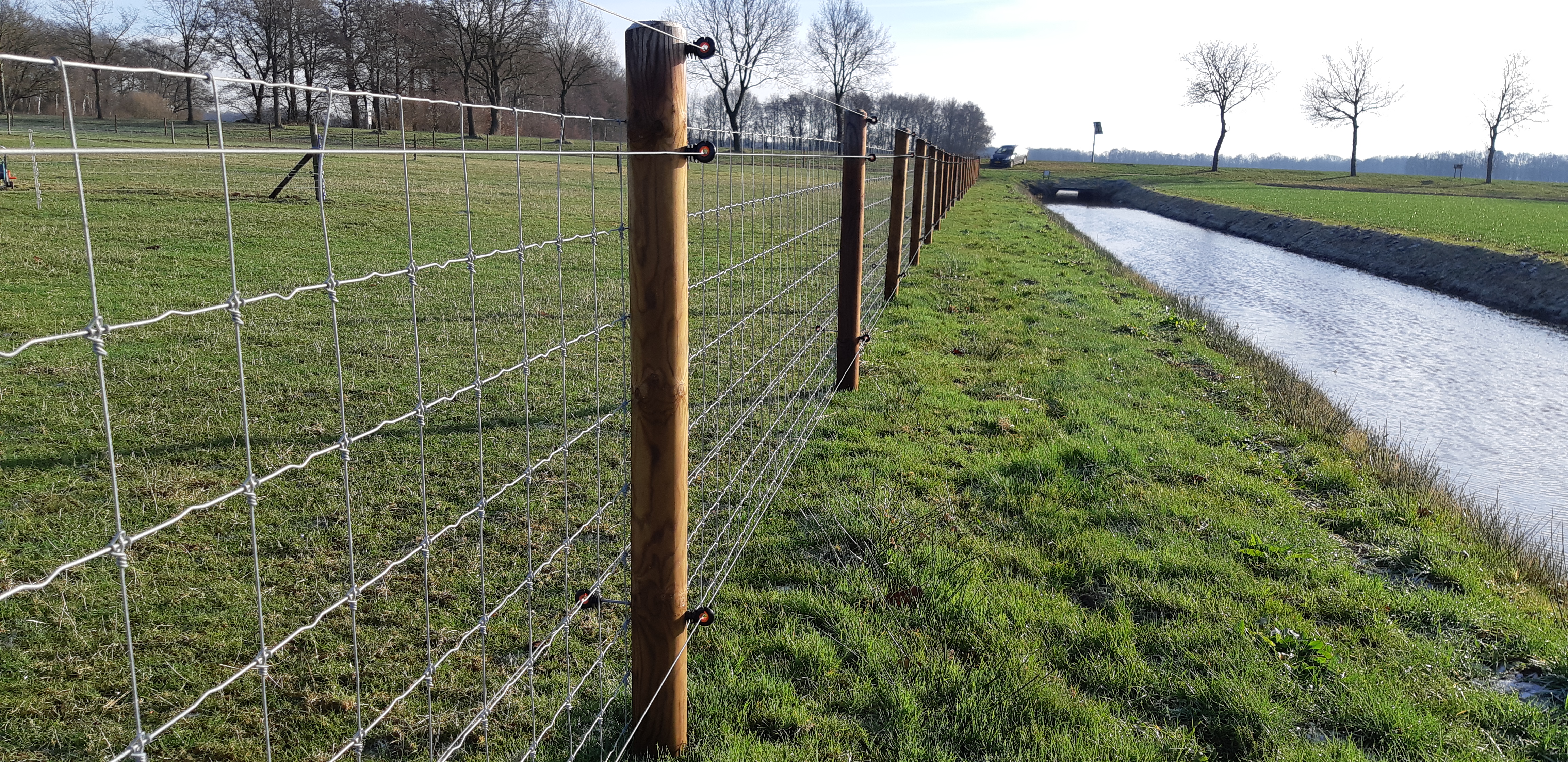 Wolfssicheres Tiergehege, in der Nähe eines Kanals.